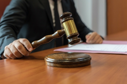 Iemand met een voorzittershamer