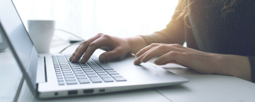 Iemand die achter de laptop zit