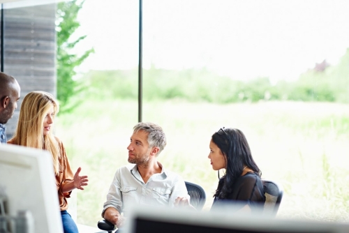 Teamleden met elkaar in gesprek