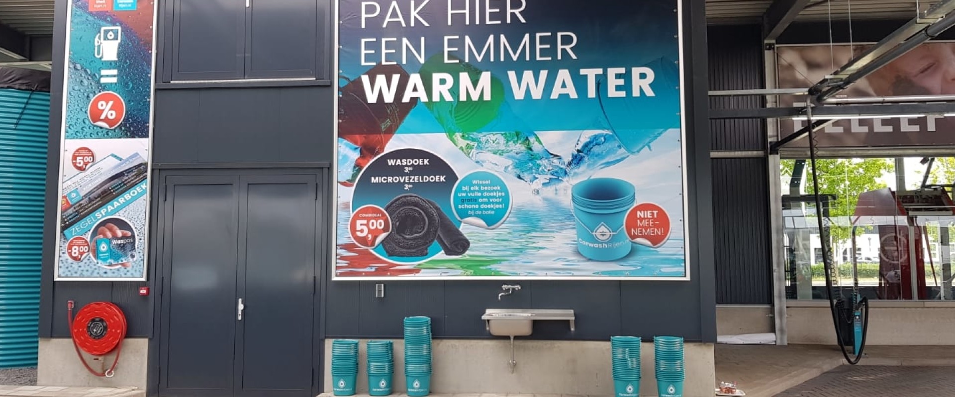 Carwash Rijen biedt klanten extra schoonmaaktool met emmer warm water