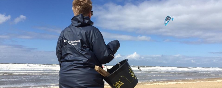 Expeditie Juttersgeluk gebruikt bedrukte emmers bij schoonmaken stranden
