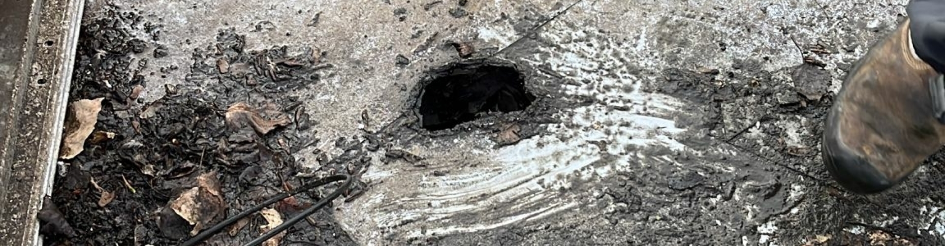 Gat in dak door doorgebrande kabel