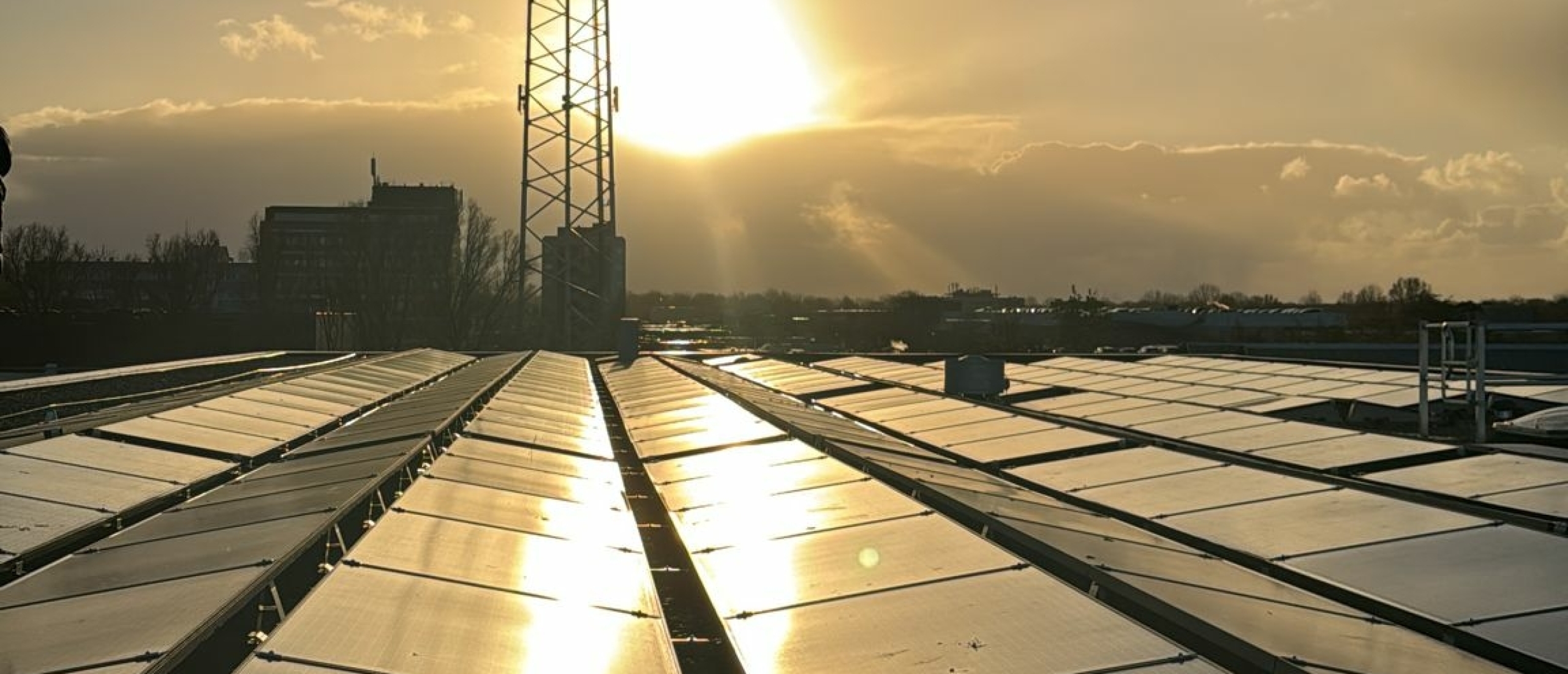 Zonnestroominstallatie bij zonsondergang Den Haag Zilverstraat