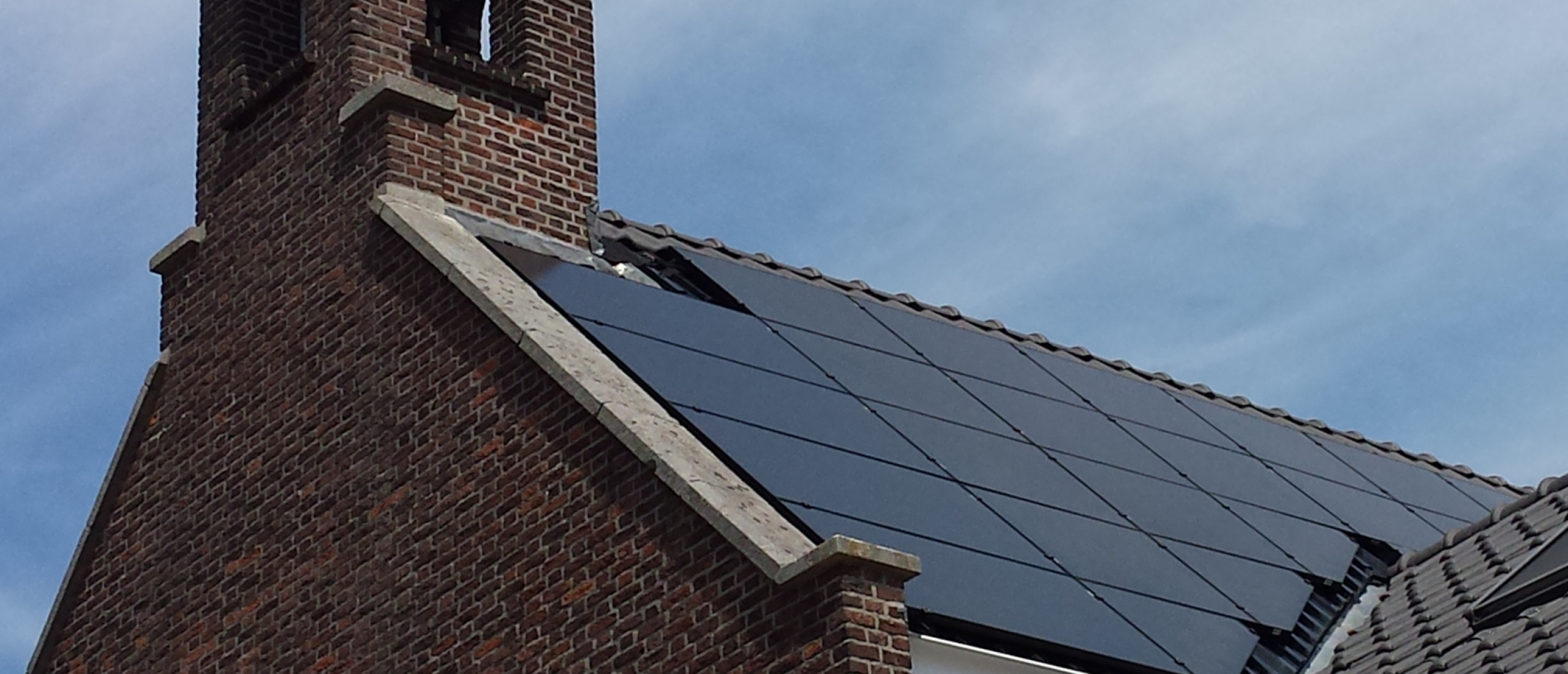 Zonnestroominstallatie met Trienergia zonnepanelen op een driehoekig dak van oude kerk