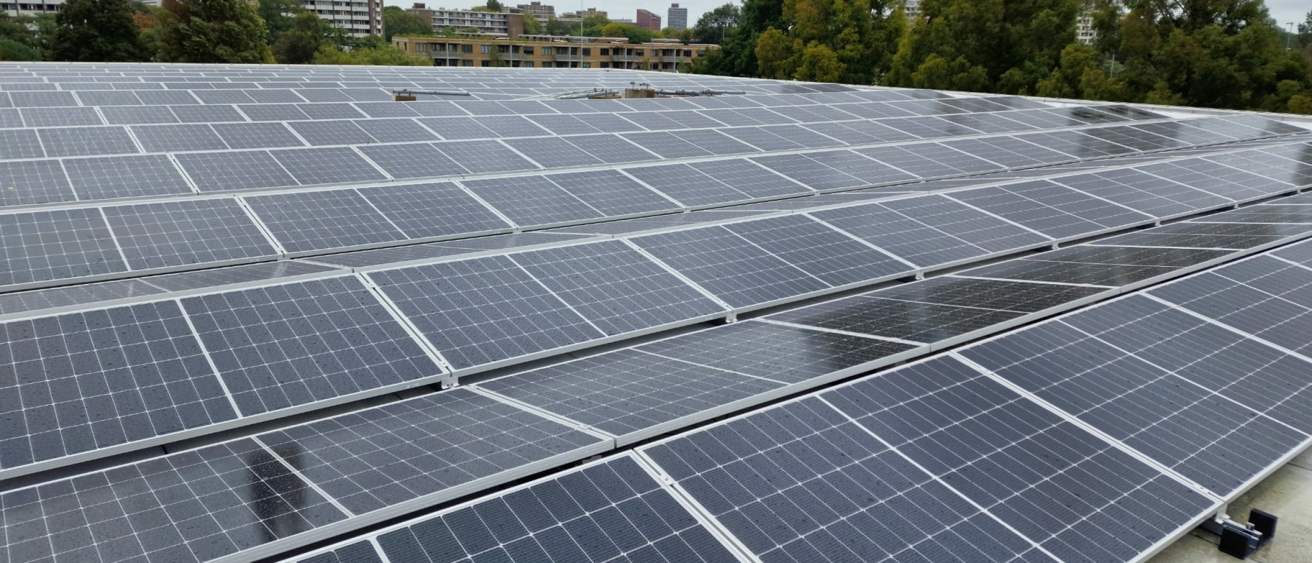 Zonnestroominstallatie na dakvernieuwging - 753 panelen Zwembad Overbosch Den Haag