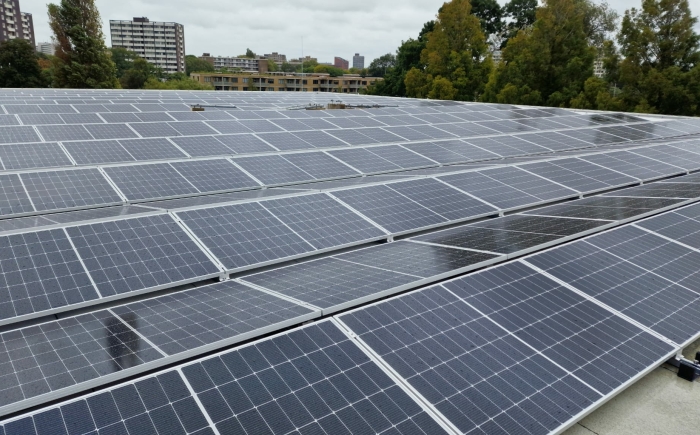 Zonnestroominstallatie na dakvernieuwging - 753 panelen Zwembad Overbosch Den Haag