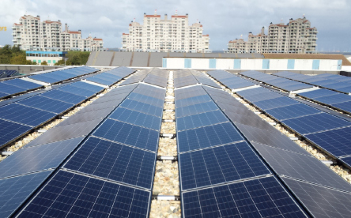 Zonnestroominstallatie Postcoderoos Sluis-Breskens op dak Vooruit