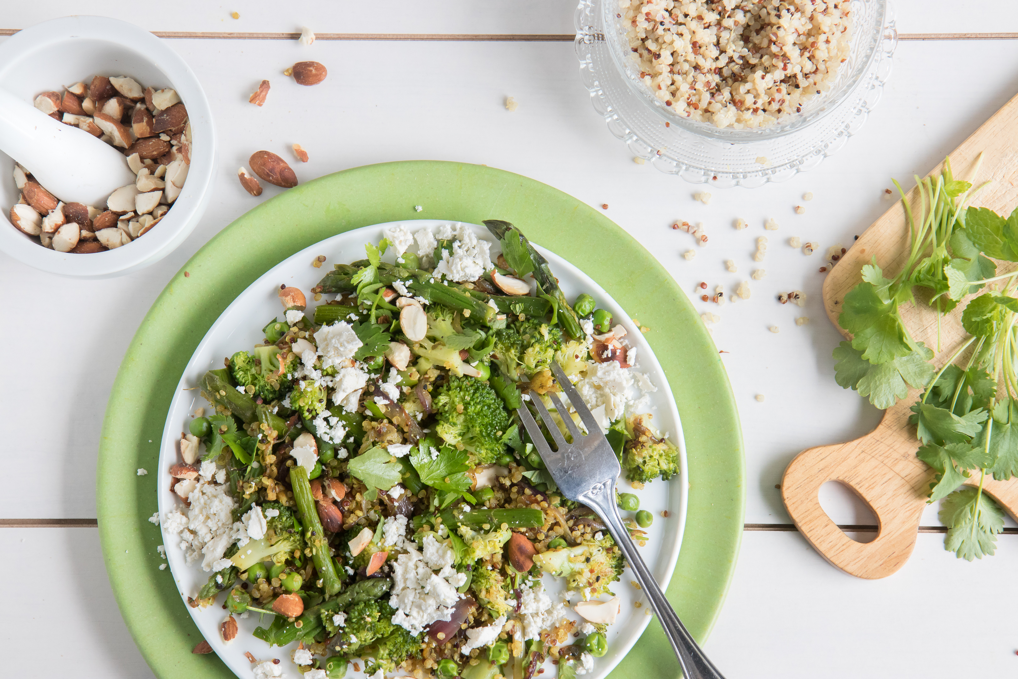 Recept: zomerse groene groenten met gebakken quinoa