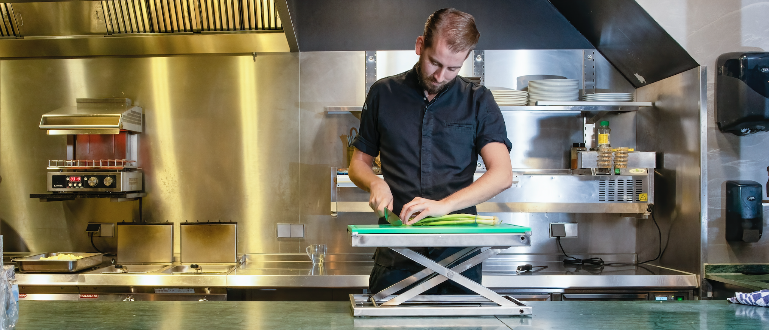 Ergonomie in de Keuken: Het Belang van Werkplekaanpassingen voor Lange Medewerkers