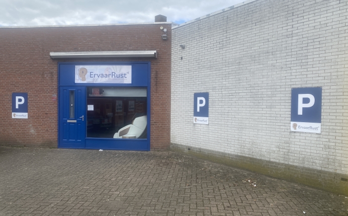 Parkeren bij de massagestoel winkel