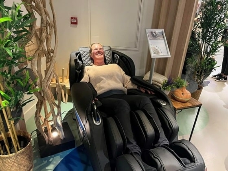 Ontspannen in een massagestoel met volledige lichaamsmassage