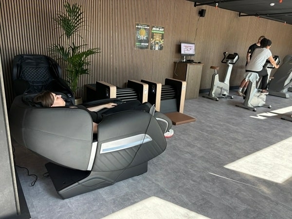 Professionele massagestoelen in sportschool