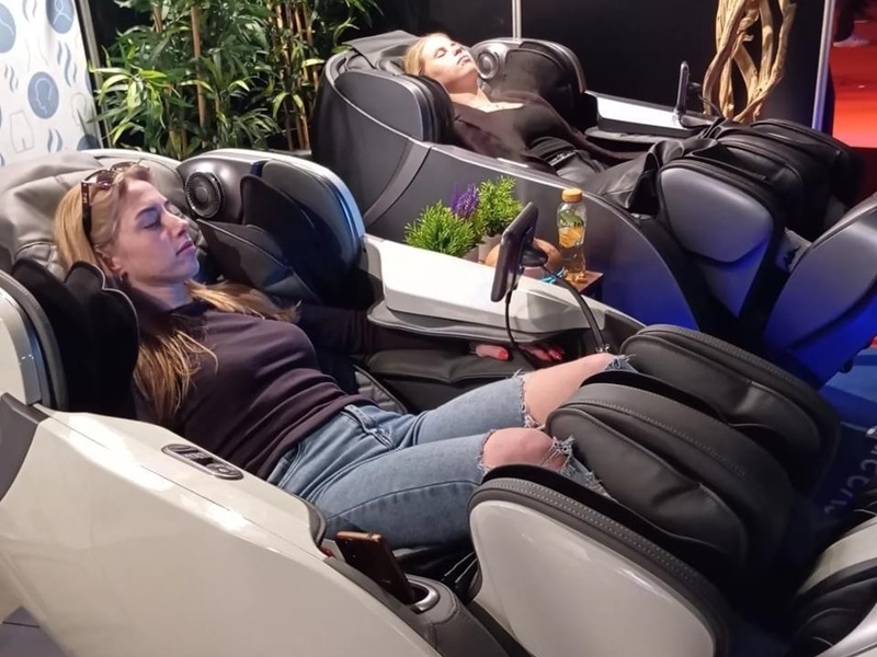Twee massagestoelen op beurs