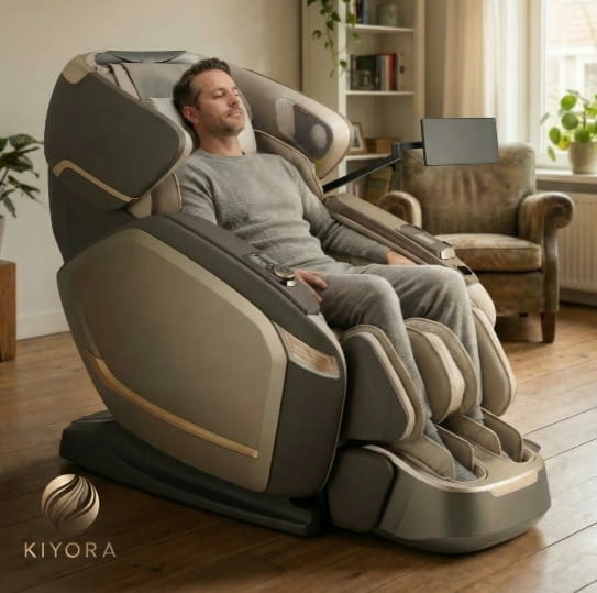 Kiyora Mirai in woonkamer