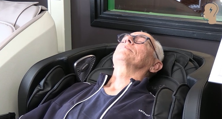 Proefzitten in een massagestoel showroom Proefzitten in een massagestoel showroom