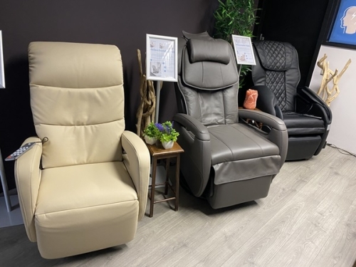 Showroom met massagestoelen voor ouderen