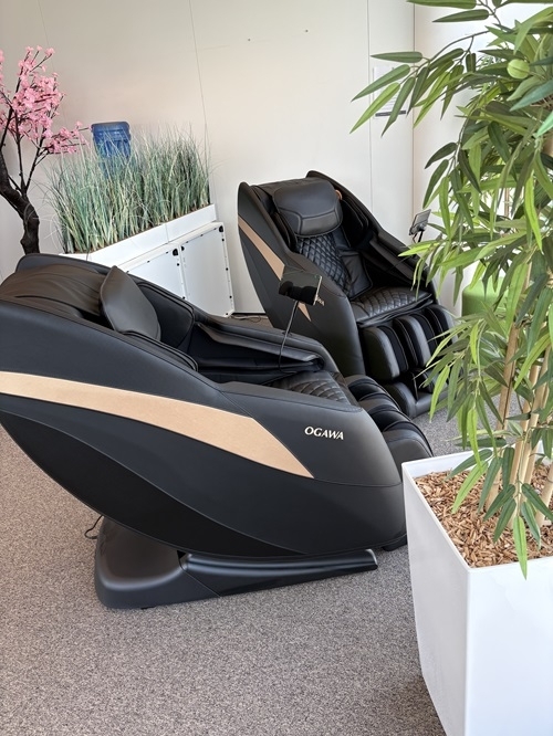 Twee massagestoelen op kantoor bij Takeda