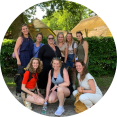 Groep deelnemers aan de Escape Route in Vilsteren tijdens een outdoor teamuitje in een landelijke omgeving.