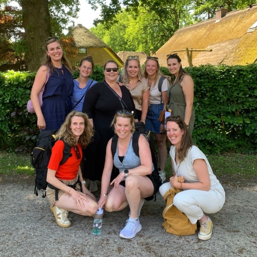 Groep deelnemers aan de Escape Route in Vilsteren tijdens een outdoor teamuitje in een landelijke omgeving.