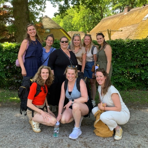 Groep deelnemers aan de Escape Route in Vilsteren tijdens een outdoor teamuitje in een landelijke omgeving.