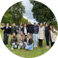 Groep deelnemers na afloop van de Escape Offline, een interactief teamuitje in de buitenlucht.