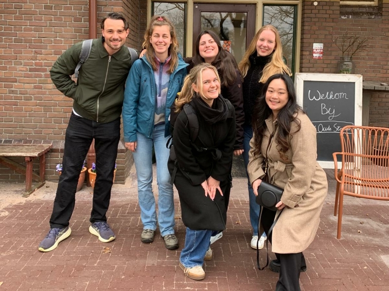Teamuitje in Dalfsen waarbij deelnemers samen opdrachten uitvoeren tijdens een interactieve escape route.