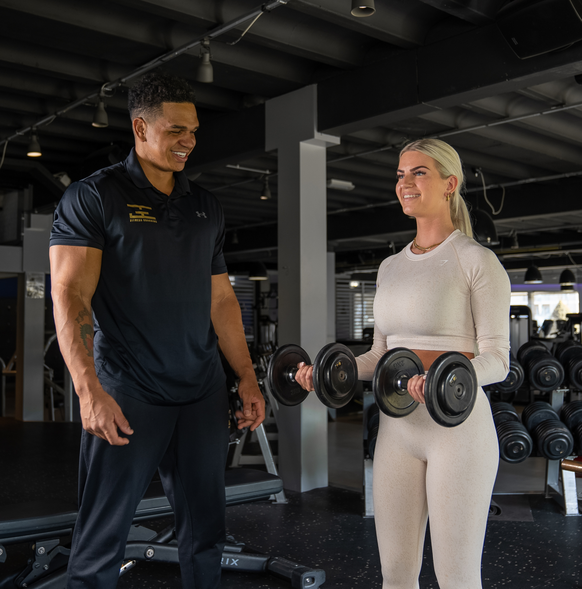 Galbin Espinosa geeft personal training aan vrouw