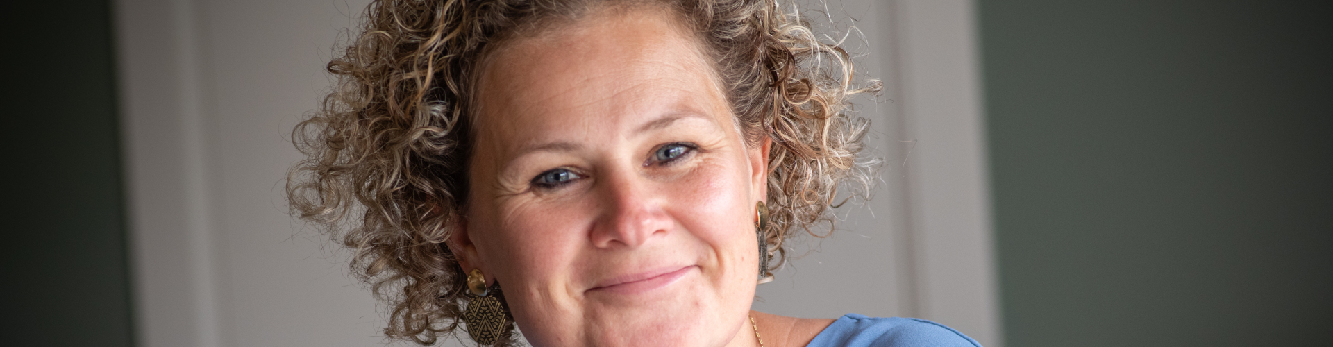 rust in het gezin  opvoeding en emoties  co-regulatie kind  spiegelneuronen ouderschap  verbinding met je kind  gezinspsycholoog tips  emotieregulatie opvoeding