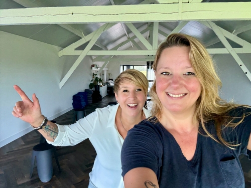 Emilie en Evelyn in een speels moment tijdens de fotoshoot voor de Doorbraakdag