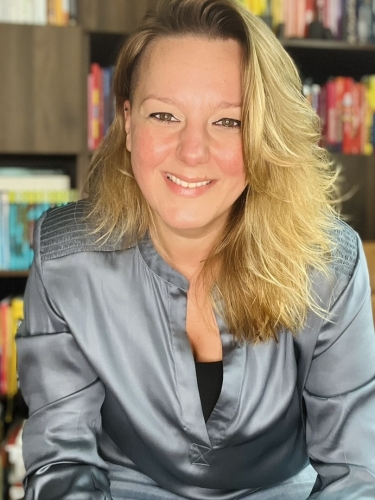 Portret van Emilie Scholtens - van der Stok – persoonlijk leiderschapscoach en systemisch adviseur bij Evolve Life Center. Emilie begeleidt ambitieuze professionals bij het doorbreken van belemmerende patronen voor diepgaande en duurzame groei.