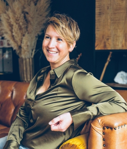 Portret van Evelyn Scholtens - van der Stok – expert in traumatherapie, EMDR en persoonlijke doorbraak. Evelyn helpt ambitieuze professionals om snel en blijvend diepgewortelde patronen te doorbreken bij Evolve Life Center.