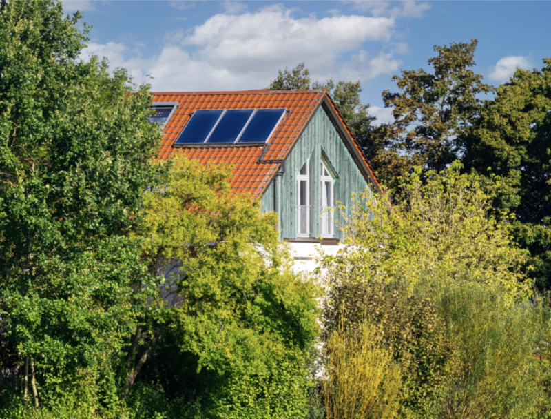 Zonnepanelen op oranje dak