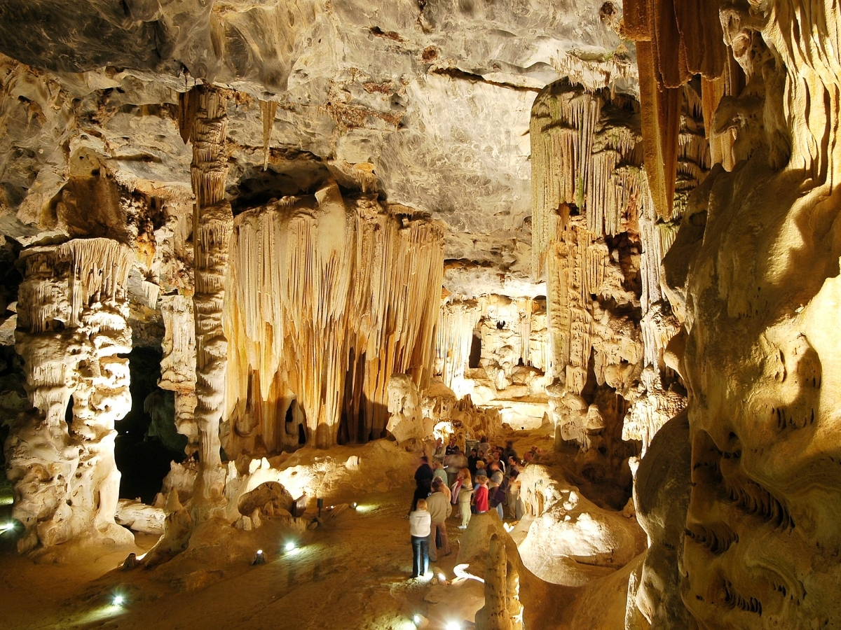 cango-caves-tourists-oudtshoorn-south-africa