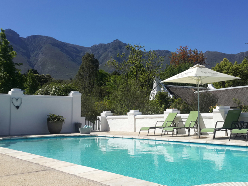 de-kloof-luxury-estate-swellendam-zuid-afrika-zwembad-met-uitzicht
