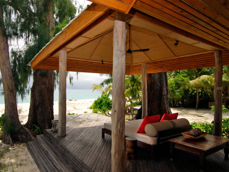 denis-private-island-seychellen-patio-strand-villa