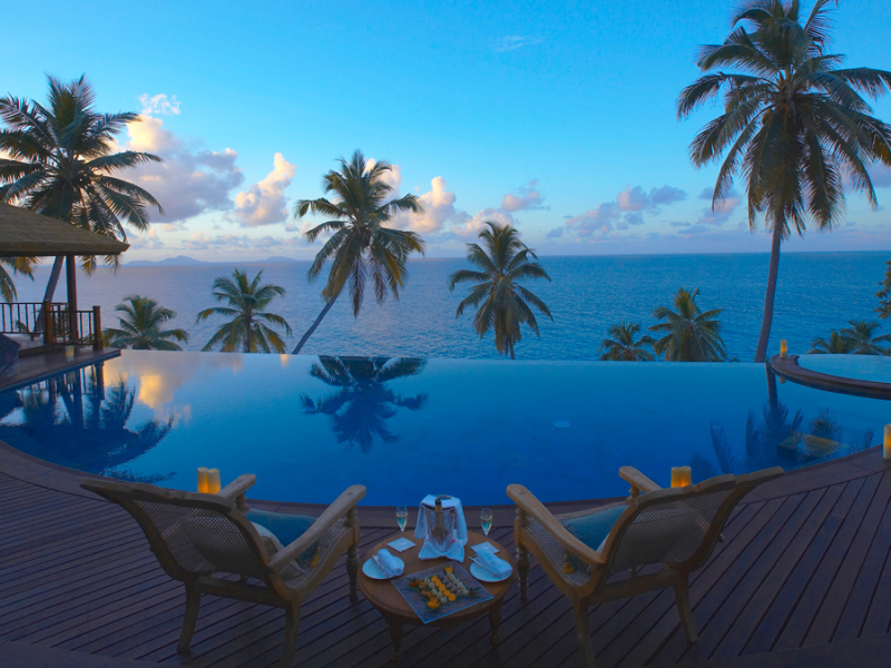 fregate-island-private-seychellen-zonsondergang-zwembad