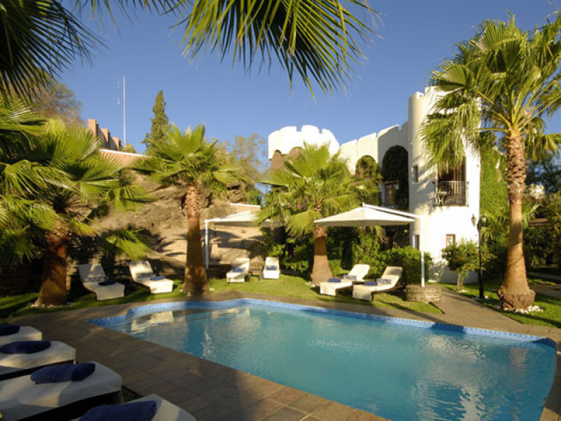 heinitzburg-hotel-windhoek-namibie-zwembad-en-tuin