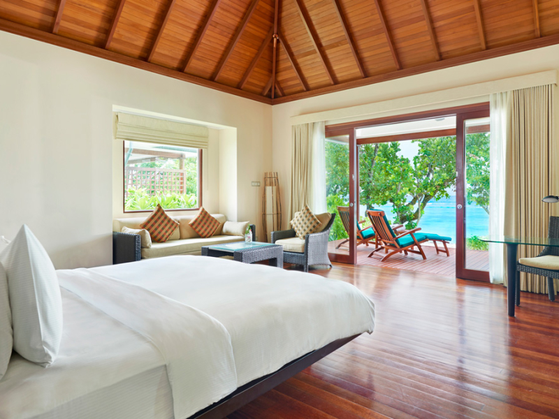 hilton-labriz-resort-spa-sihouette-island-seychellen-slaapkamer-uitzicht