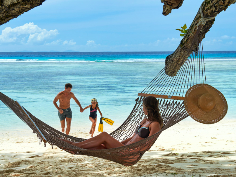 hilton-labriz-resort-spa-sihouette-island-seychellen-strand-hangmat-familie