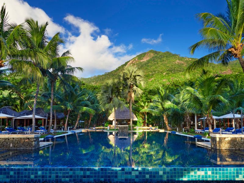 hilton-labriz-resort-spa-sihouette-island-seychellen-zwembad