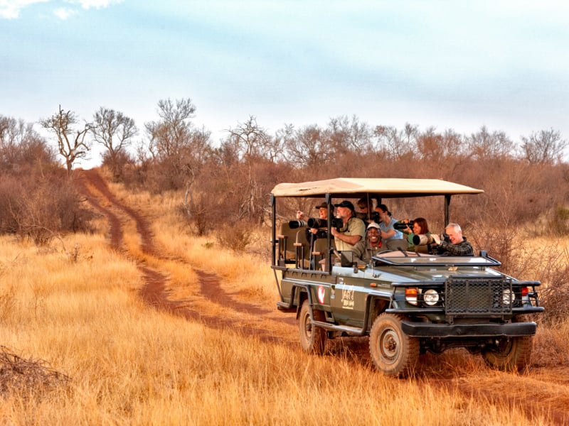 jacis-safari-lodge-madikwe-private-game-reserve-zuid-afrika-auto