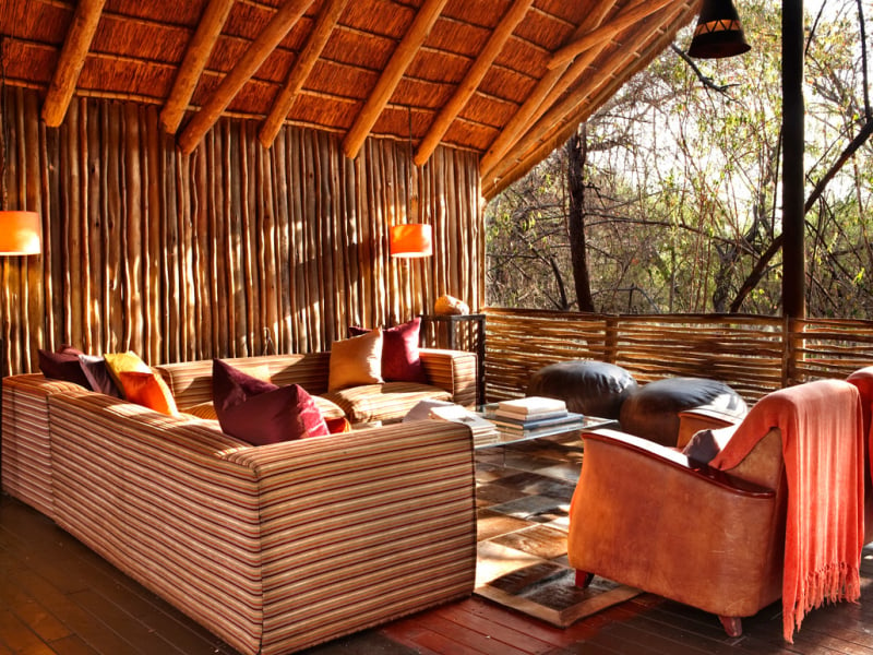 jacis-tree-lodge-madikwe-private-game-reserve-safari-zuid-afrika-lounge-met-uitzicht