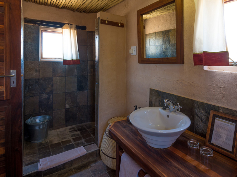 kulala-desert-lodge-sossusvlei-woestijn-namibie-badkamer