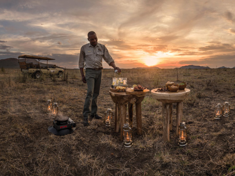 madikwe-hills-safari-lodge-madikwe-private-game-reserve-zuid-afrika-zonsondergang-met-drankje