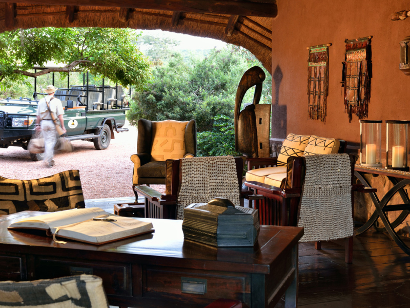 makweti-safari-lodge-welgevonden-private-game-reserve-receptie-ingang-lounge