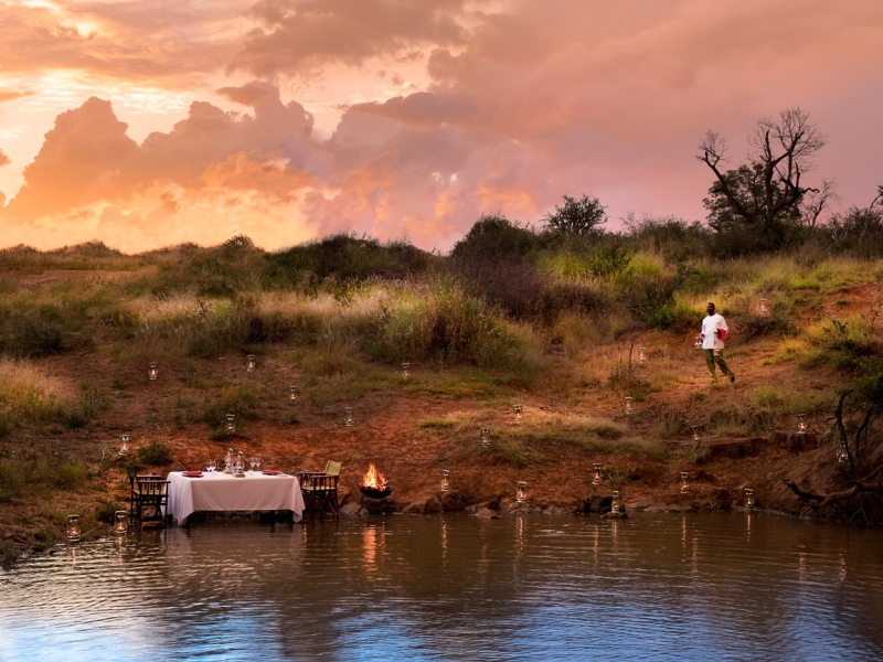 morukuru-farm-house-safari-lodge-madikwe-private-game-reserve-zuid-afrika-rivierbedding-diner