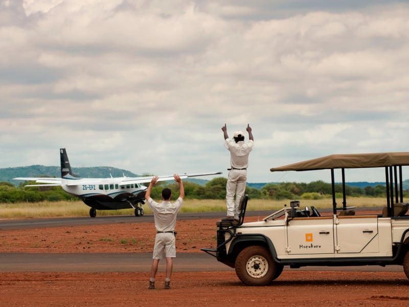 morukuru-farm-house-safari-lodge-madikwe-private-game-reserve-zuid-afrika-vliegtuig-transport