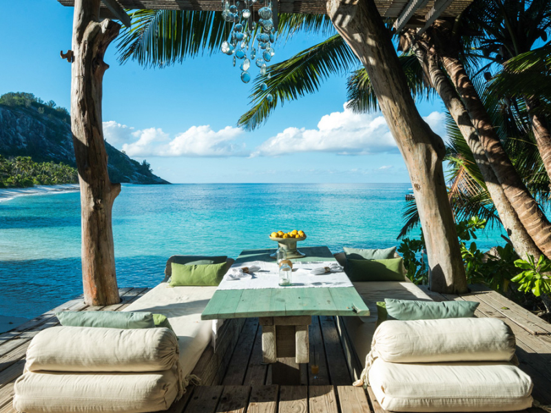 north-island-seychellen-lunch-patio-uitzicht