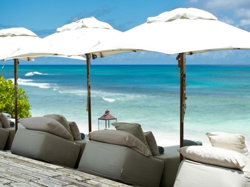 north-island-seychellen-strand-lounge