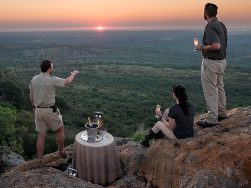 phinda-private-game-reserve-kwazulu-natal-forest-lodge-sunset-drinks-tijdens-safari